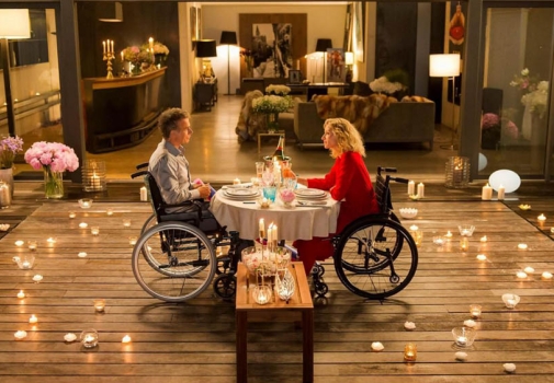 image tirée du film dans laquelle Franck Dubosc et Alexandra Lamy partage un repas romantique