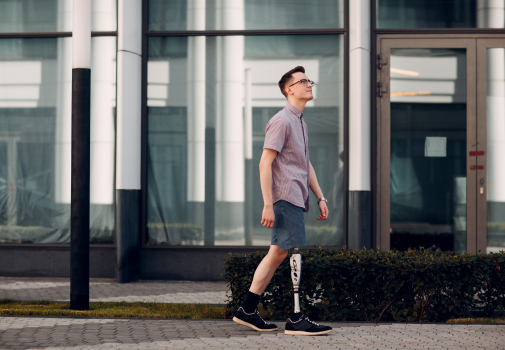 photo d'un jeune avec une prothèse à la jambe 