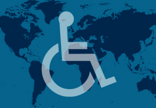 picto d'une personne en fauteuil roulant sur un fond de planisphère 