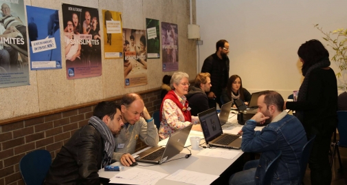 photo de personnes travaillant ensemble sur un ordinateur lors d'un Forum