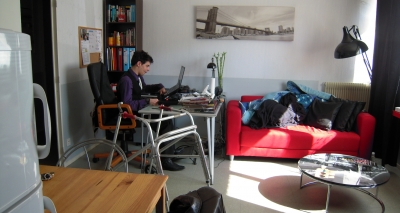 Jeune homme autonome dans son appartement à LADAPT Institut du Mai