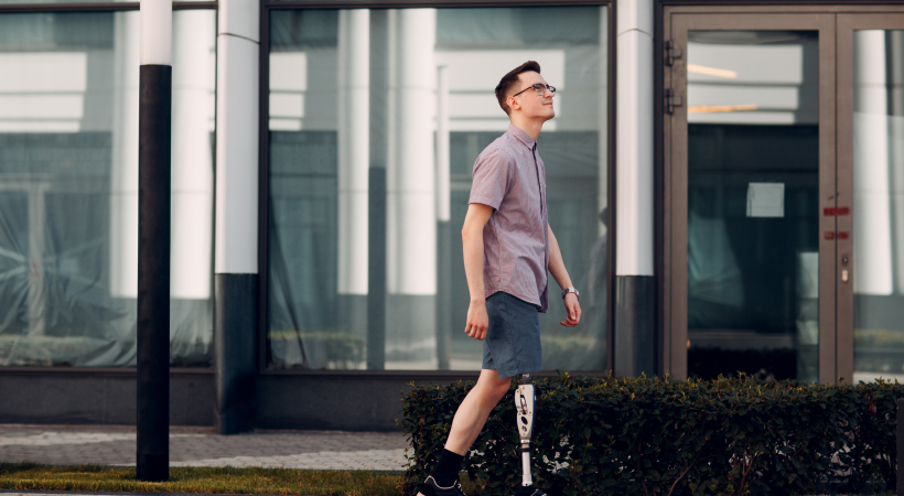 photo d'un jeune avec une prothèse à la jambe 