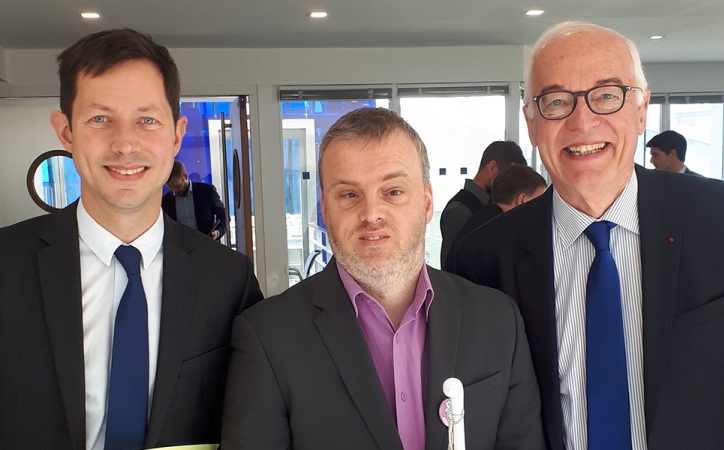 Photo de trois personnes :  de gauche à droite : Monsieur François Xavier BELLAMY, Marc LABAYE, responsable nationale des adhérents, Président Emmanuel CONSTANS,