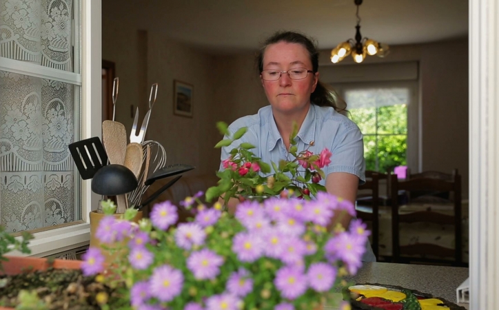 photo d'une femme en situation de handicap arrangeant ses fleurs 